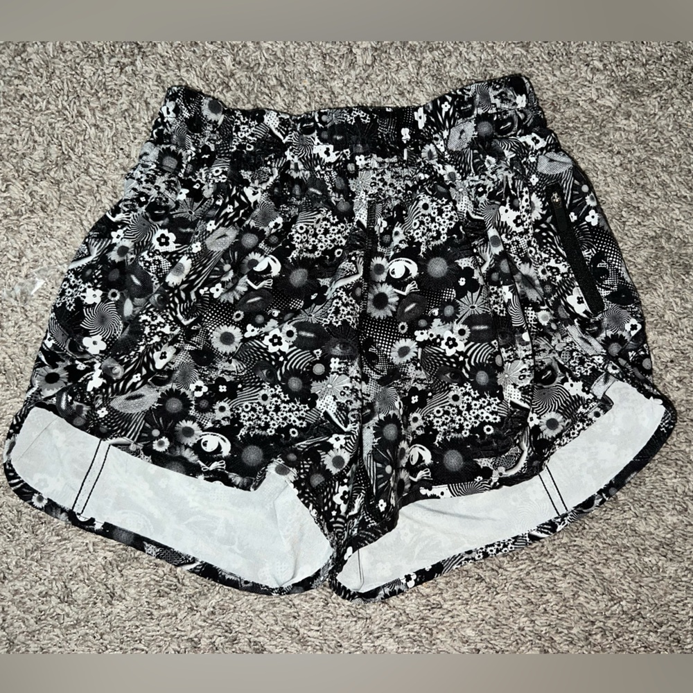 Lululemon Tracker Shorts Black & White Abstract Size 6
